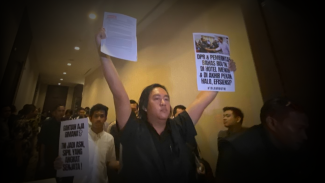 Andrie Yunus and his friend protest against the closed-door discussions on the revision of the Military Law at a luxury hotel, 2025