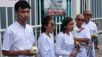 From left: Ly Chandaravuth (26), Long Kunthea (28), Phuon Keoraksmey (25), Thun Ratha (34) and Yim Leanghy (37) of Mother Nature Cambodia say farewell to supporters before entering the court on May 29, 2024.